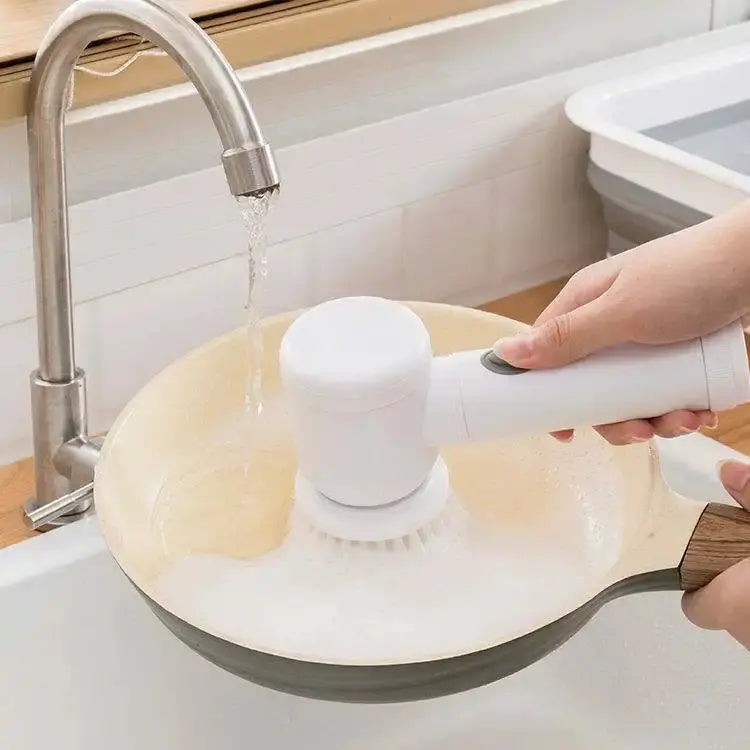 BrillaGo limpiando una olla en la cocina