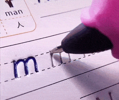 Práctica de letras con tinta reutilizable en cuaderno mágico